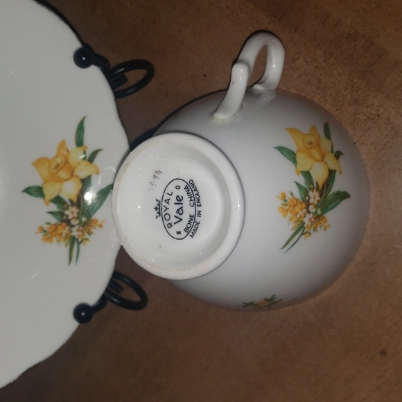 Daffodil Teacup and Saucer, Royal Vale  - Picture 3 of 7